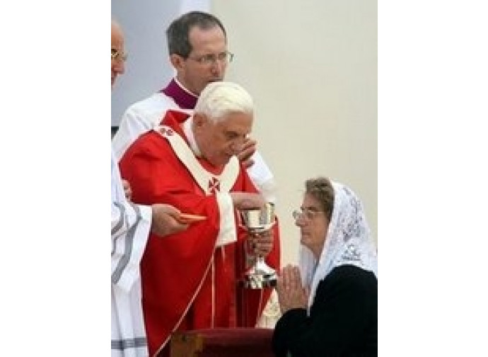 Il Papa distribuisce la comunione